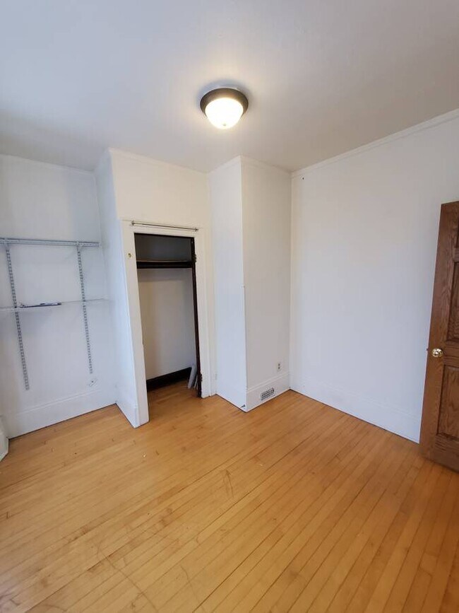 Building Photo - Spacious 5BED/2BATH Upper Near Marquette