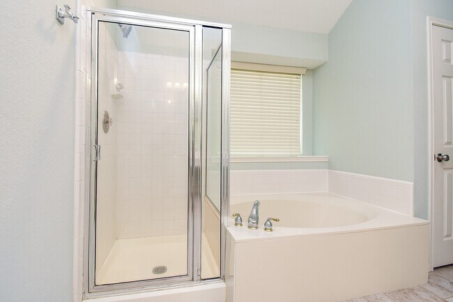 Building Photo - 807 Hyacinth Pl