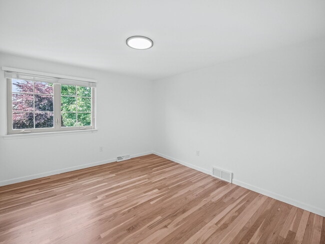 Building Photo - 315 E Hickory Grove Rd