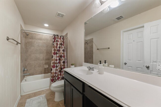 Building Photo - 2202 Cherryville Dr