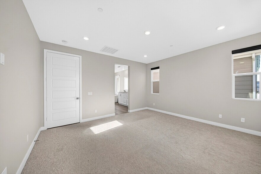 Building Photo - 346 Chorus