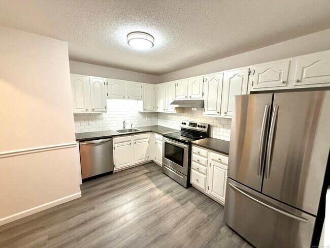 Building Photo - 495 Vincelette St
