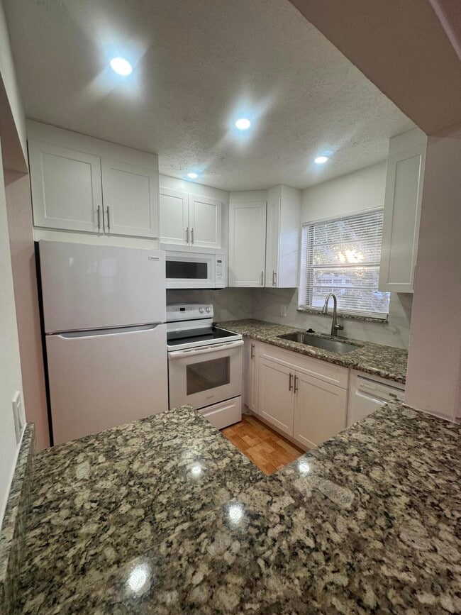 Building Photo - 346 Windsor O