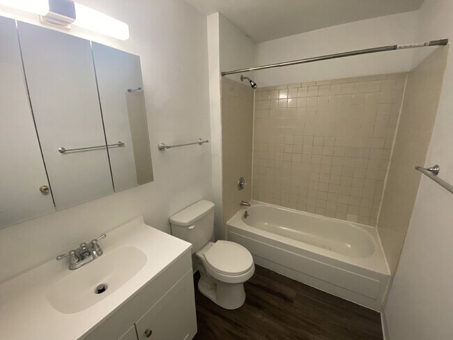 Building Photo - Cozy Condo Available NOW!