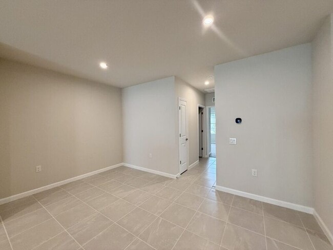 Building Photo - 499 Voltaire Dr