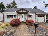 Building Photo - Cute 2 bed 1 bath home with huge fenced in...