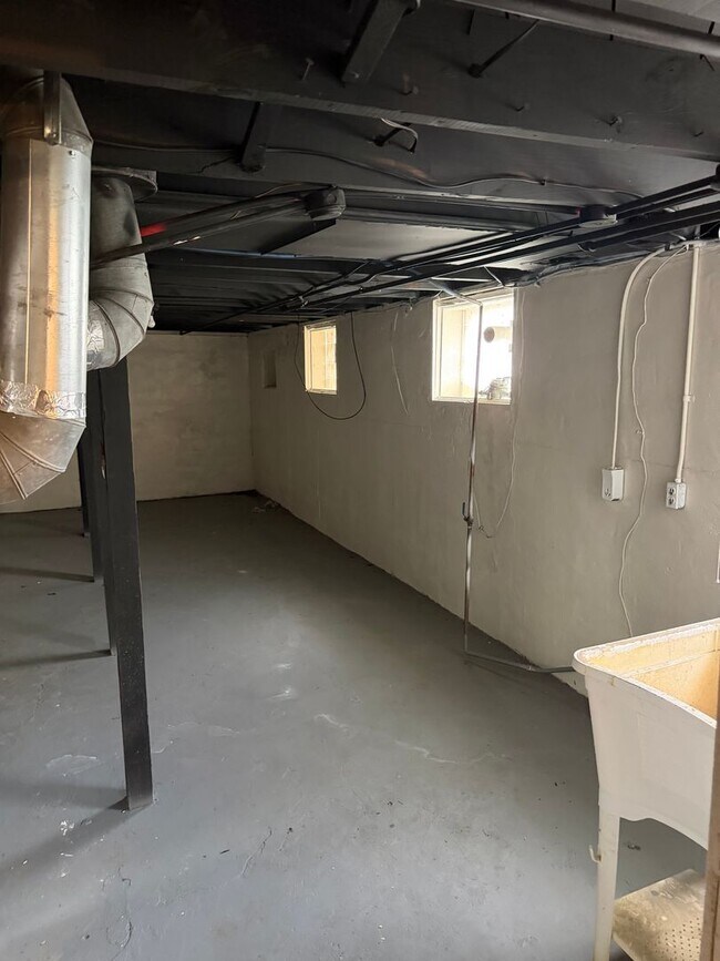 Building Photo - 11790 Outer Dr E