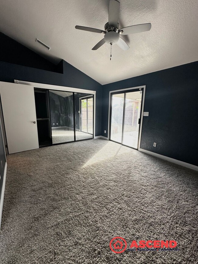 Building Photo - Charming Condo Located in HOA!
