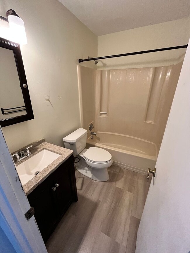 Building Photo - 2 Bd / 1.5 Bth Townhouse in Stover Mill