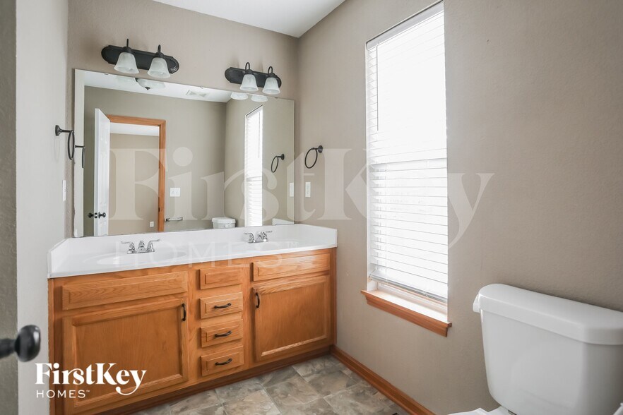 Building Photo - 316 NE Coldwater Creek Dr