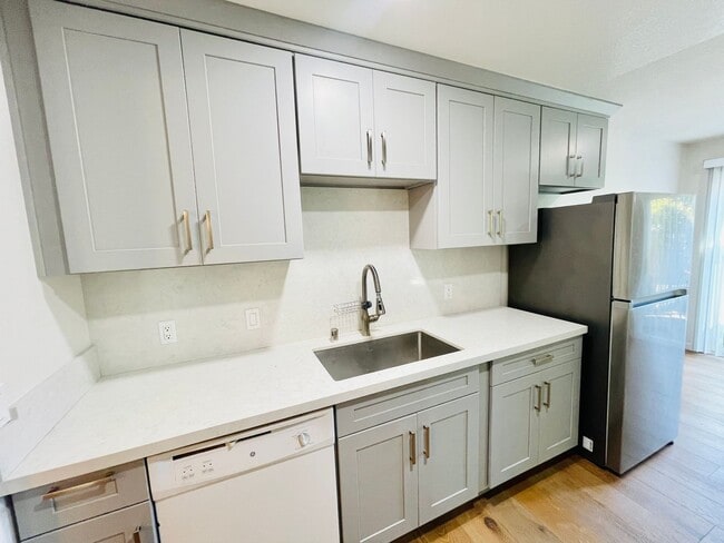 Building Photo - Beautifully Updated 3 Bed 2 Bath Condo W/ ...