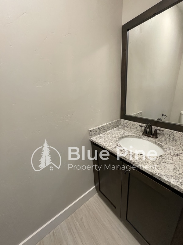 Building Photo - 700 S Saturn Ave