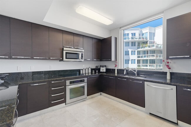 Building Photo - 3030 NE 188th St