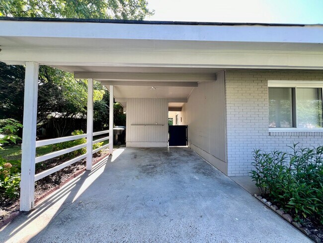 Building Photo - 3-Bedroom Home In Laurel Manor - Fenced Ba...