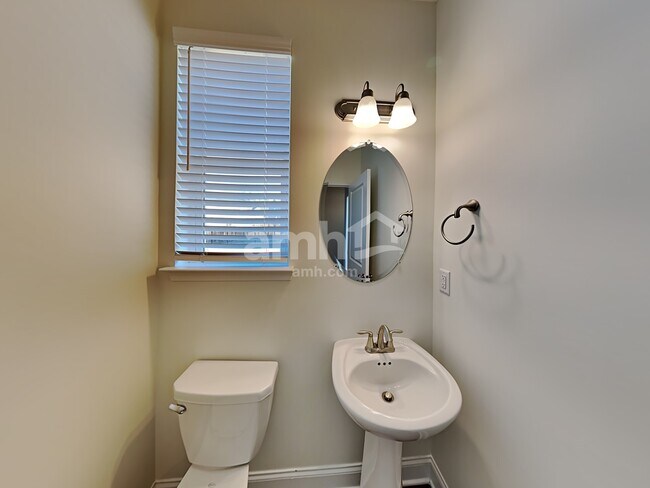 Building Photo - 320 Bourne St