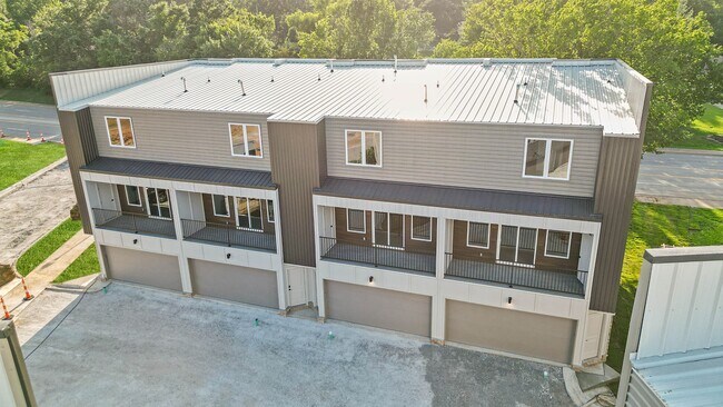 Building Photo - 1467 W Hendon St