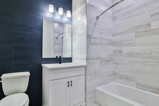 Building Photo - 527 Bangs Ave