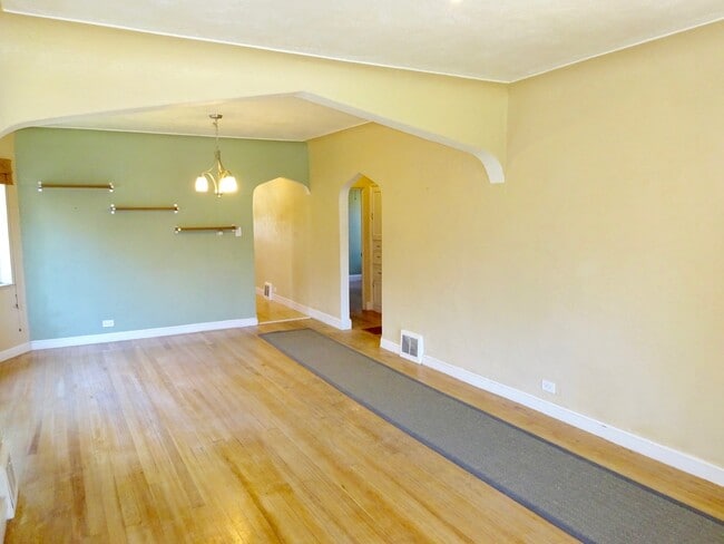Building Photo - Bright and Charming Sunnyside Bungalow