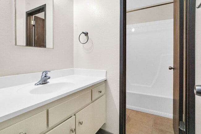 Building Photo - Spacious four bedroom in Prime UTC/UCSD Lo...