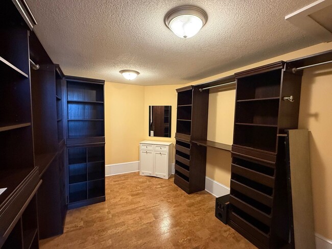 Building Photo - Downtown Loft!