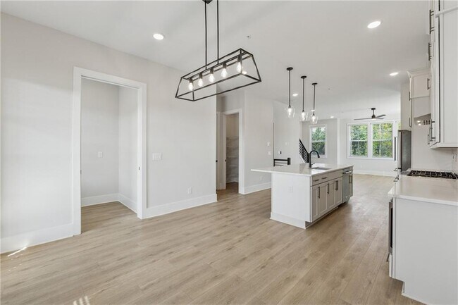 Building Photo - 428 Meadows Ln