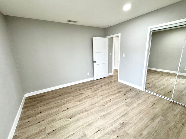 Building Photo - Charming 2 Bedroom Home Near Olivedale Par...