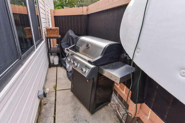 Building Photo - 108 Sherwood Cir