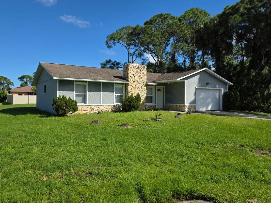 Building Photo - 901 Colonial Ave SE