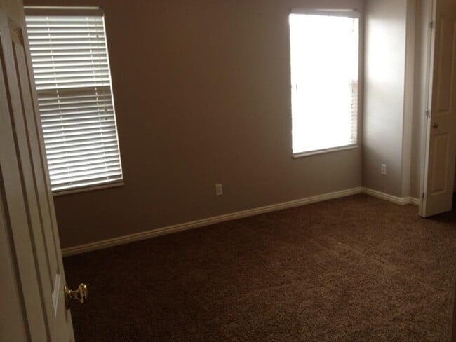 Building Photo - Beautiful Townhome in Orem with 2 master b...