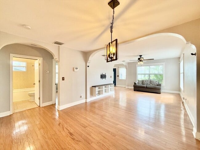 Building Photo - 909 W Fribley St