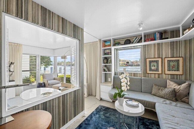 Building Photo - 561 Bayshore Dr