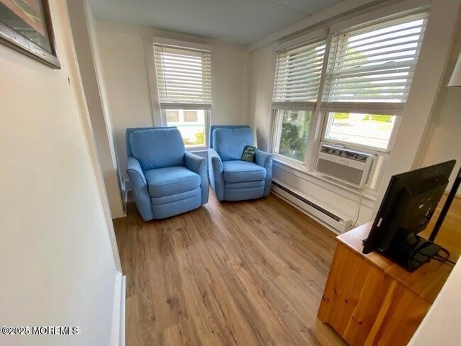 Building Photo - 601 Main St