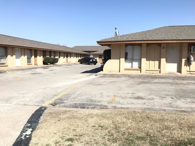 Primary Photo - 5801 NW 33rd St