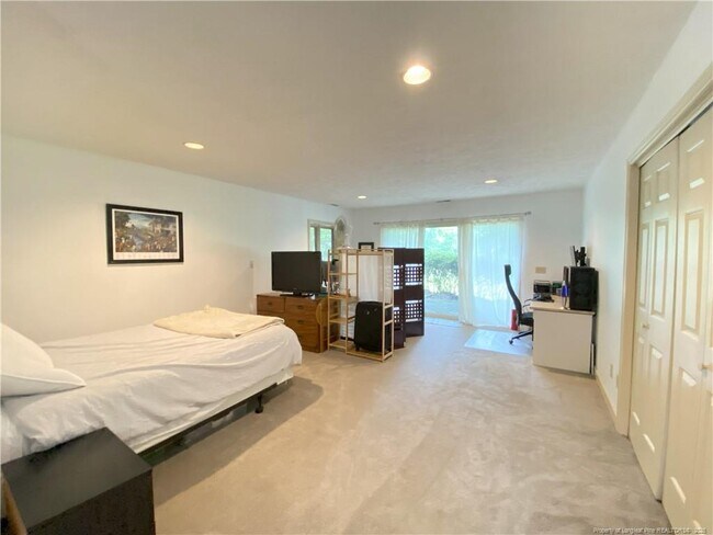 Building Photo - 3299 Liverpool Dr