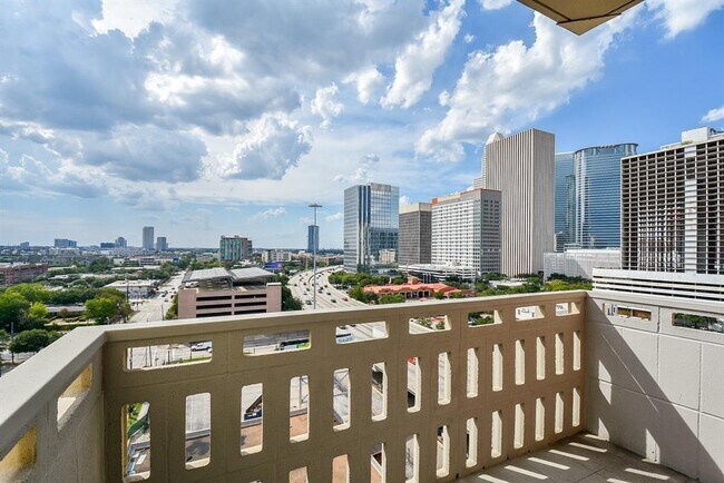 Building Photo - 2016 Main St