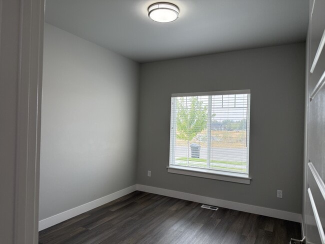 Building Photo - 817 Mission Oaks Dr