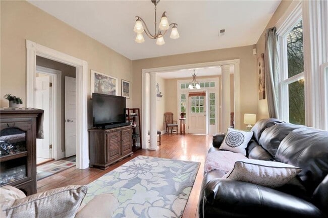 Building Photo - Great Bungalow for Rent!