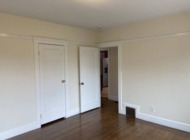 Building Photo - Top Floor Remodeled 2BD/1BA Flat Available Now!