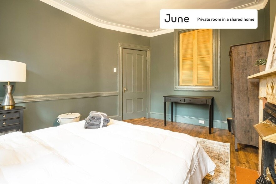 Building Photo - Room in Shared 5 bed/1 bath home in Hell's Kitchen