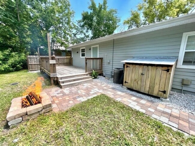 Building Photo - 804 W 2nd St