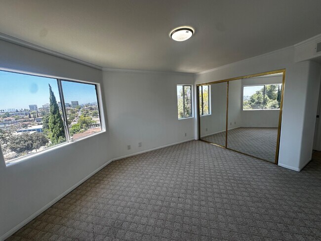 Building Photo - 4003 Sunset Dr