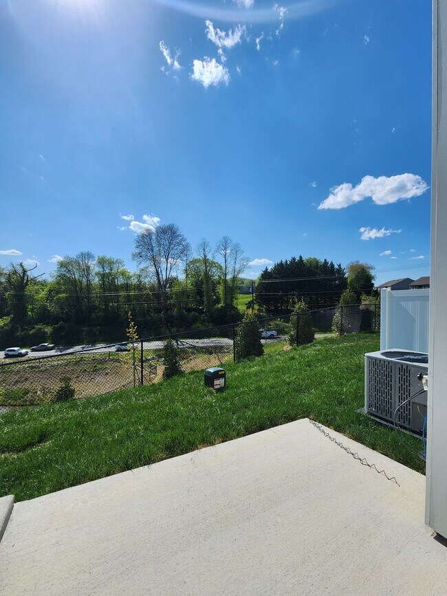 Building Photo - **6 Month Lease** Hendersonville Rental!