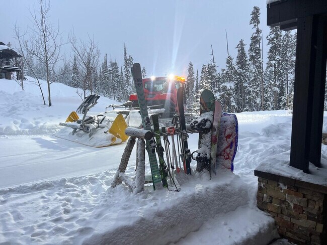 Building Photo - 5 Wildwood Rd W