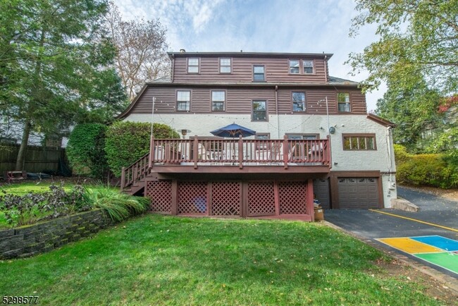 Building Photo - 3 Greenview Way