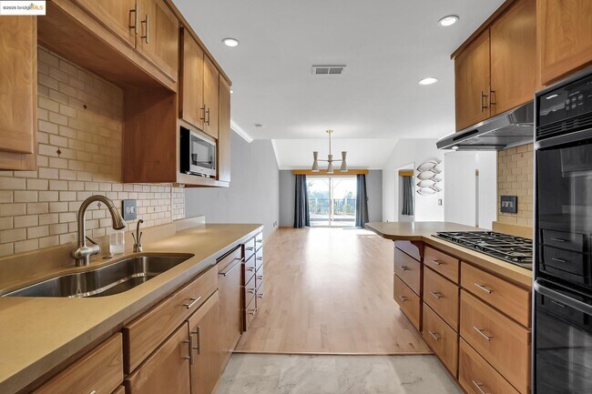 Building Photo - 21 Ironwood