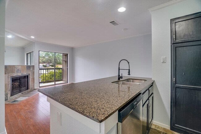 Building Photo - 8888 Tallwood Dr