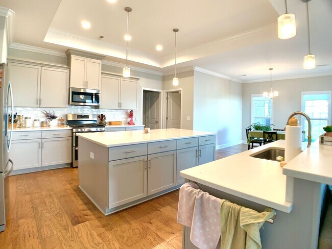 Building Photo - 585 Dexter Dr