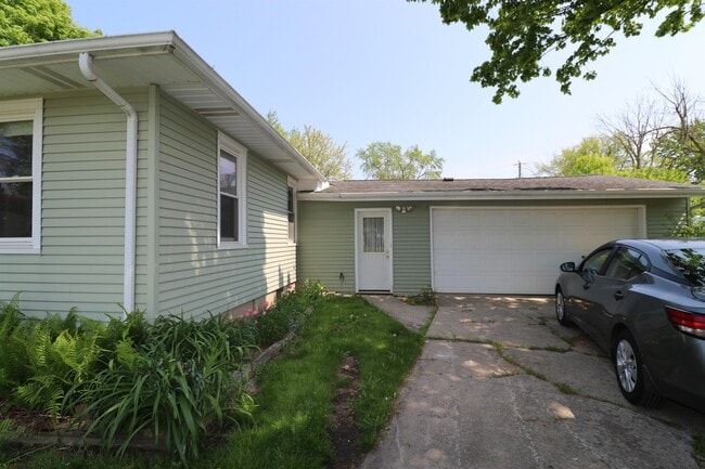 Building Photo - 855 Langlade Ave