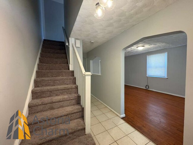 Building Photo - Conveniently Located 3 Bedroom with Privat...