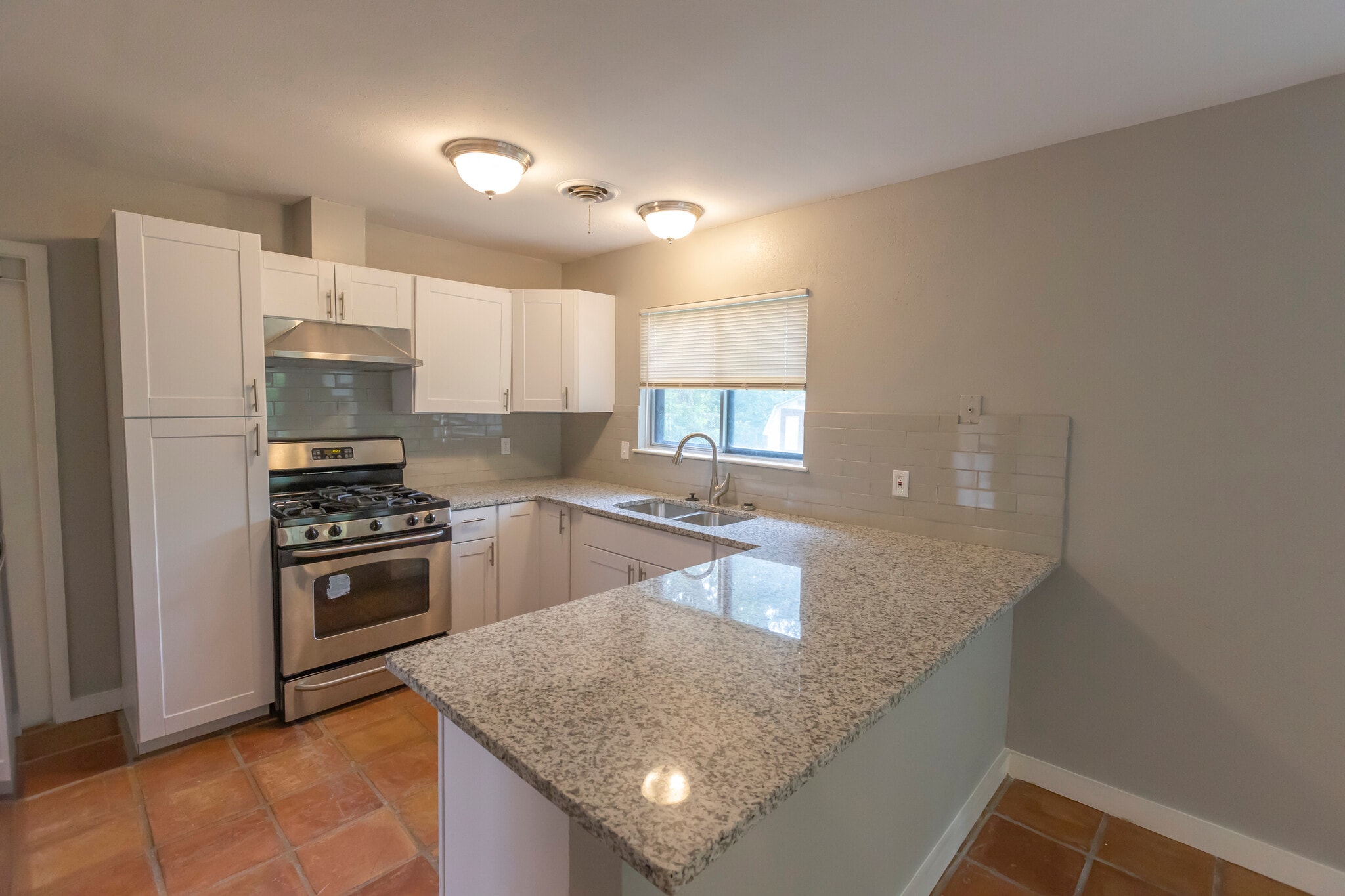 Kitchen - 3015 Bluefield St